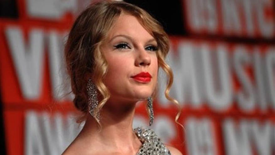 Taylor Swift red lips 640